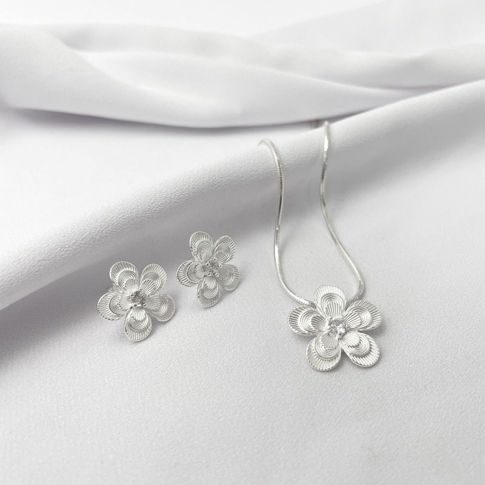 Pingente Prata Flor Camadas Miolo 1 Zirconia
