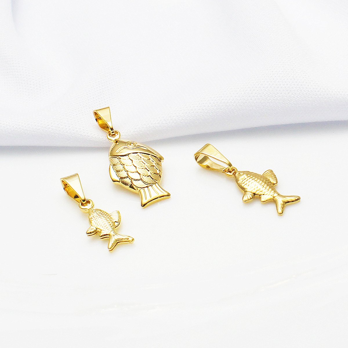 Pingente Peixe Escama Detalhe Bolinha 20mm
