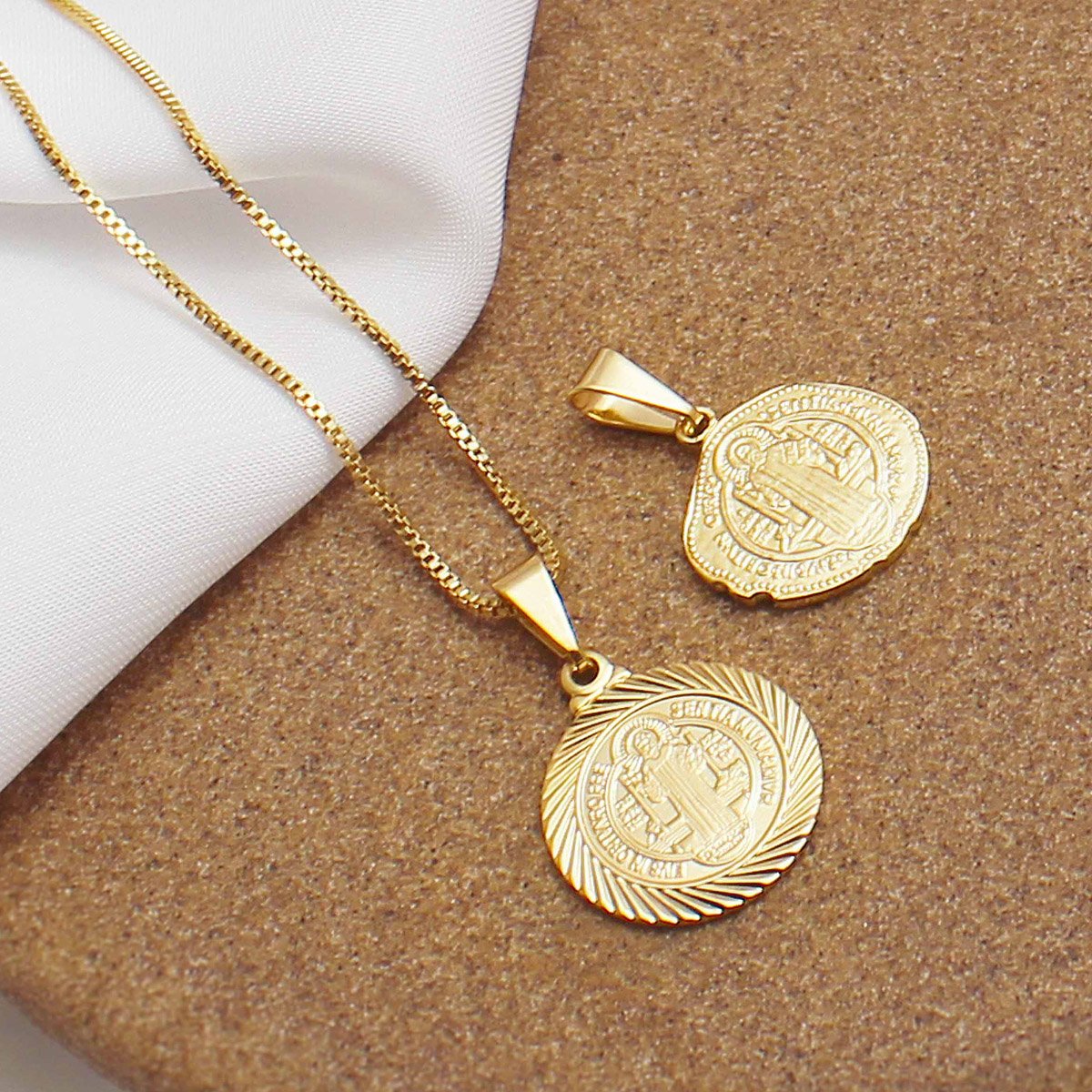 Pingente Medalha 15mm São Bento Diamantado