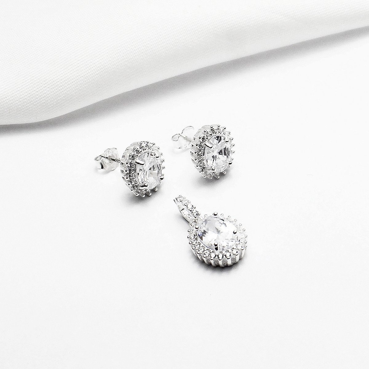 Brinco Prata Zirconia Oval Borda Cravejada Cristal