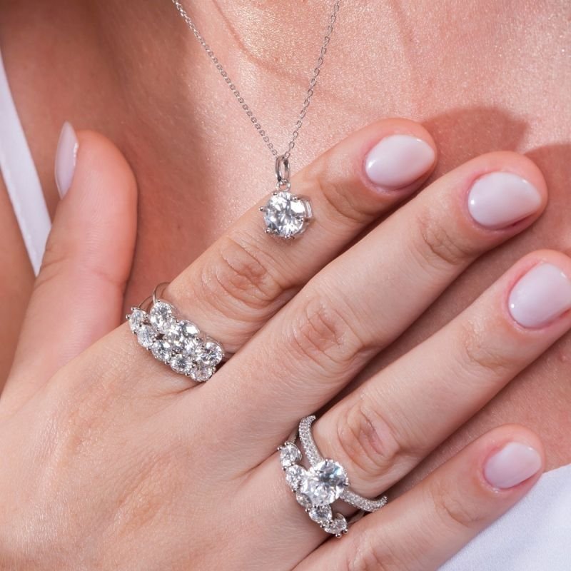 Anel Prata Banhado A Ródio Metade Cravejado C/ Solitario 9x7mm Moissanite