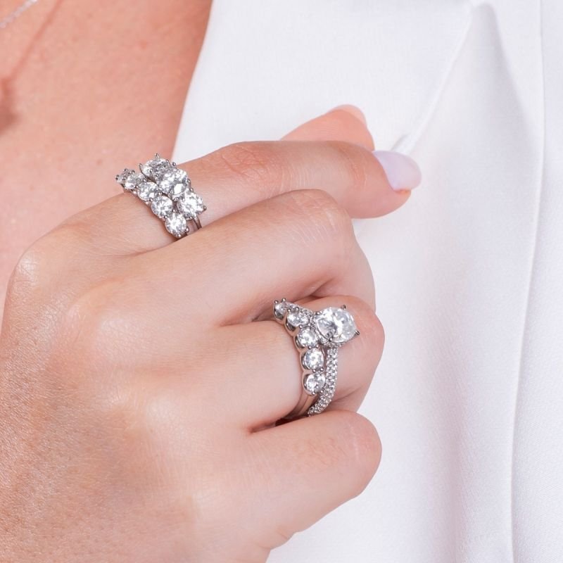 Anel Prata Banhado A Ródio Metade Cravejado C/ Solitario 9x7mm Moissanite