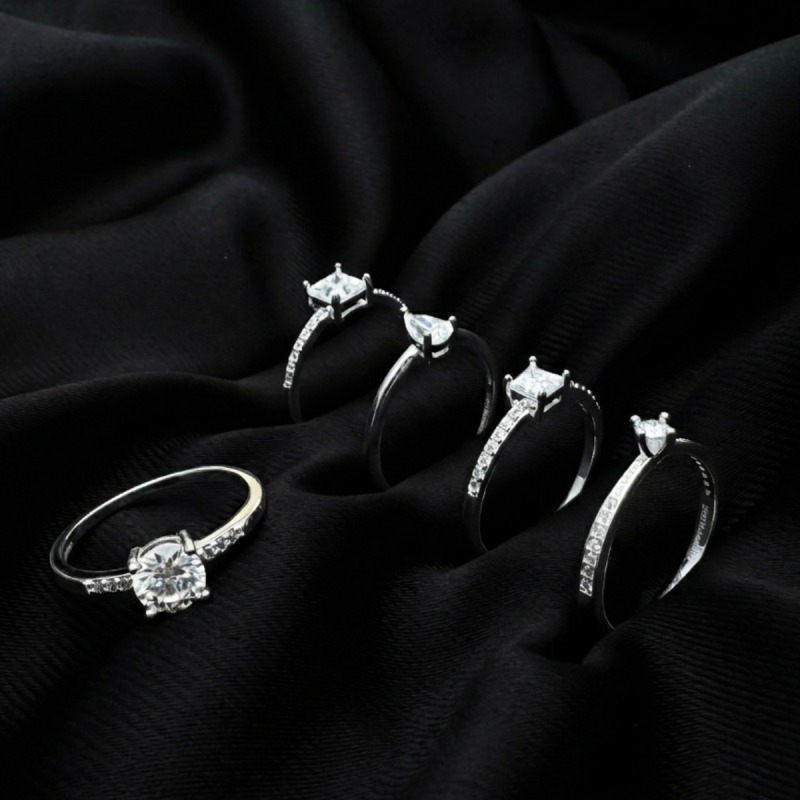 Anel Prata Solitario Quadrado 4mm Moissanite C/ Detalhe 14 Zirc
