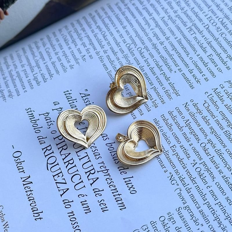 Brinco Dois Corações C/ Detalhe 24mm