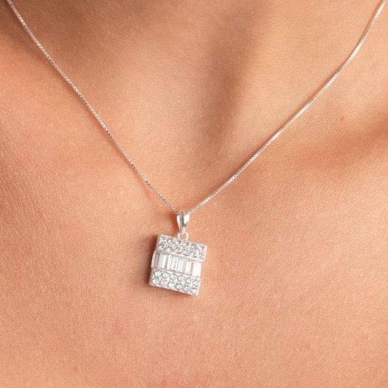 Pingente Prata Quadrado Borda Craveajda E Meio Zirconia Baguete